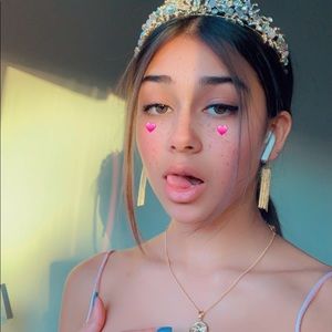 Meet your Posher, Saira